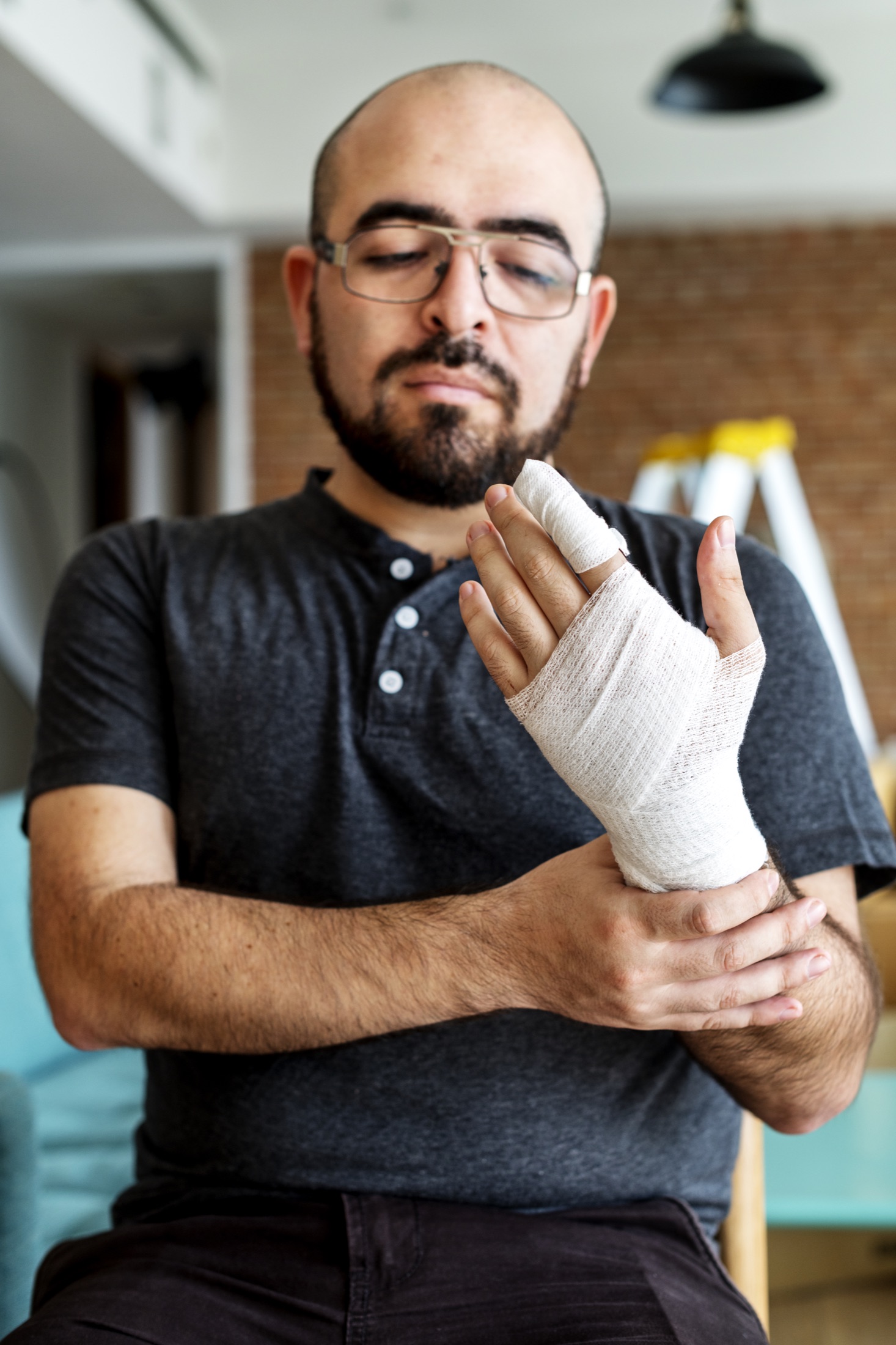Mão protegida por curativo após uma lesão